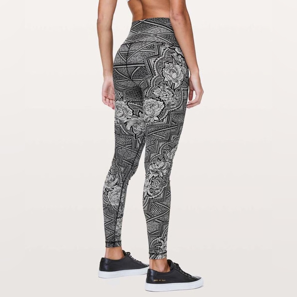 Lululemon Wunder Under Hi-Rise Tight 28" Black and Gray Geometric Floral Size‎ 6